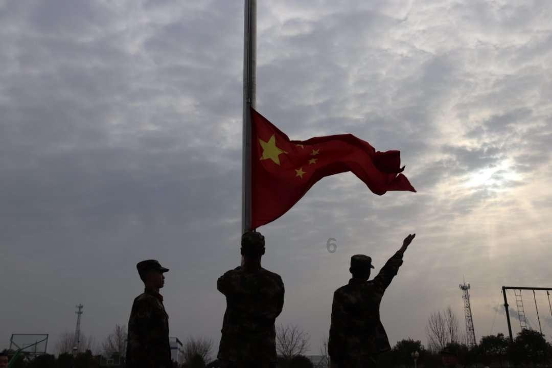 一杯水小明喝去三分之一加满水又喝了一半请问小明喝了多少水？